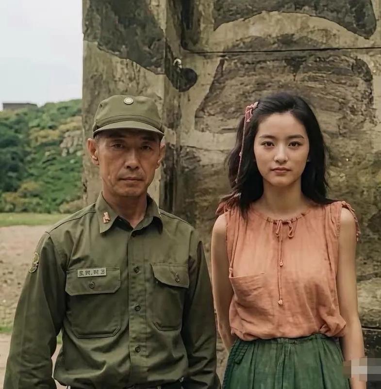画面中的林青霞青丝如墨，眉黛轻舒，眸若秋水，唇似丹霞，气质清绝，仙姿卓然；一旁身