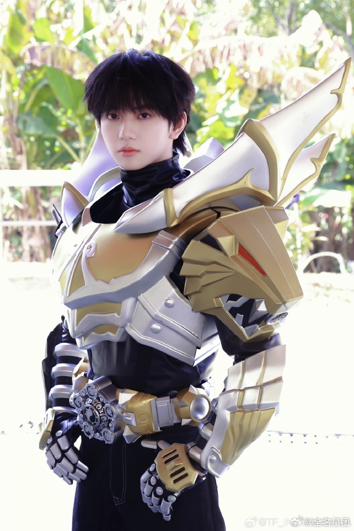 穆祉丞cos帝皇侠先致歉一切穆祉丞求生欲有了穆祉丞你是懂玩梗的！cos帝皇侠前先