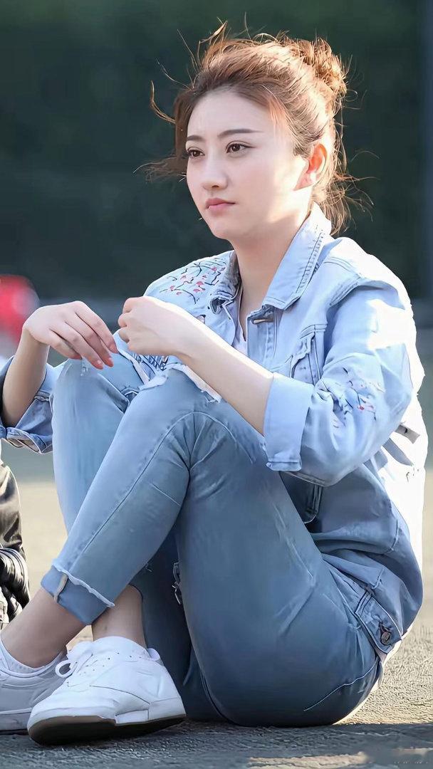 景甜年轻时期的写真格外亮眼，五官明艳耐看，美得很有辨识度。 