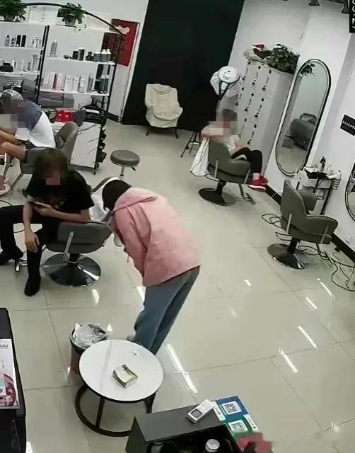 面对权力，山东威胁理发店的农业局女子，不得不90°鞠躬道歉……

最近山东农业局