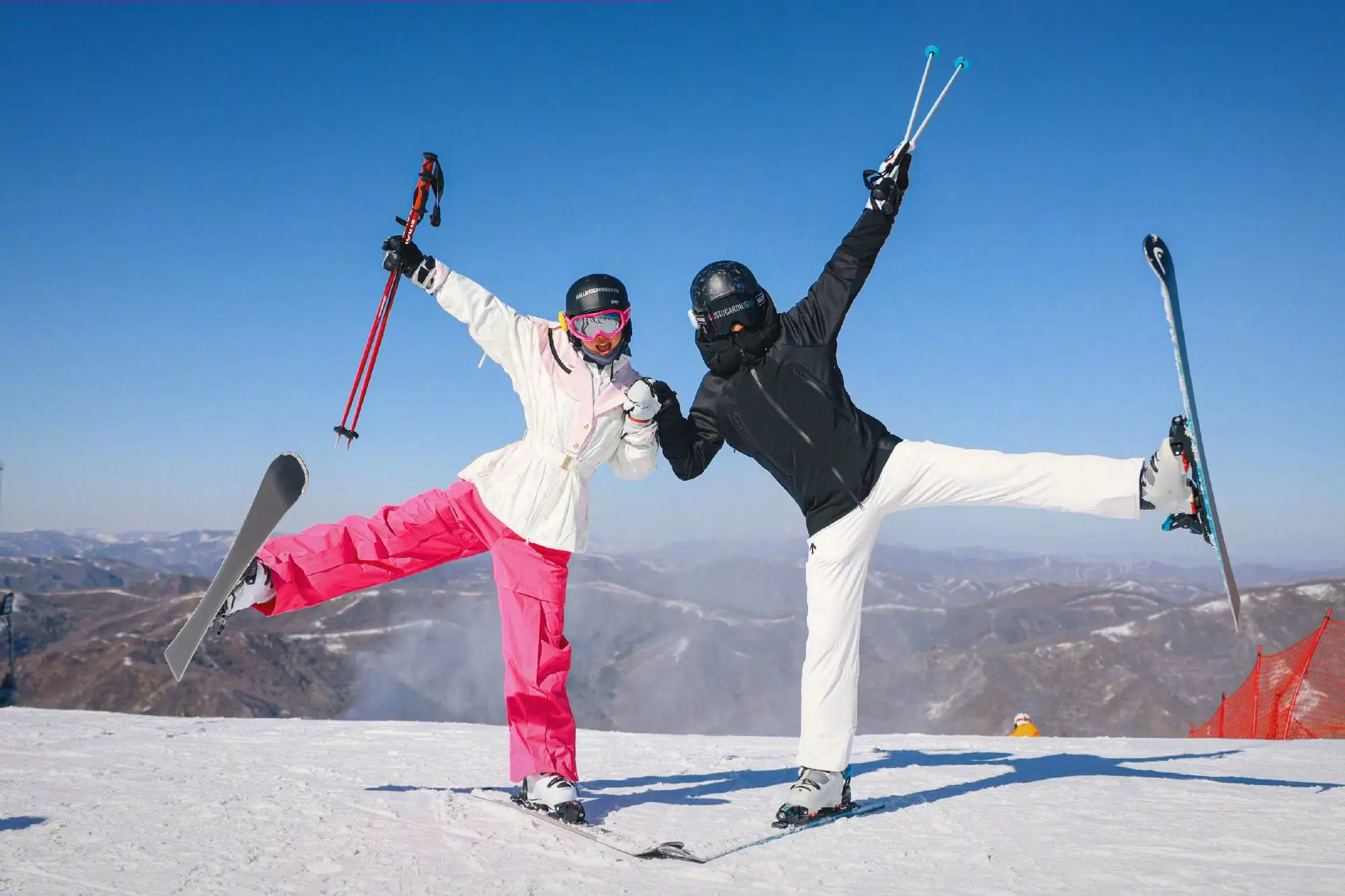 张馨予｜和老公滑雪美照。雪季结束，期待冬天你们再次滑雪