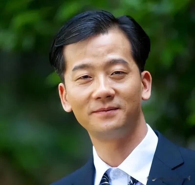 他是小眼睛里长相最平凡普通的一个男演员，但是他的演技可不一般。

《宝莲灯》里的