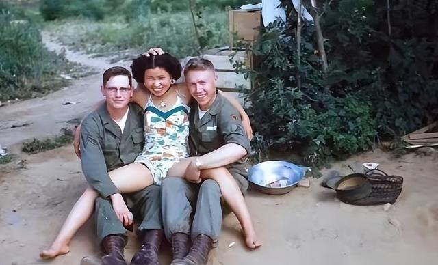 1952年， 朝鲜半岛 ，一名南朝鲜女子给两名 美军 做完服务后，正当着老公的面