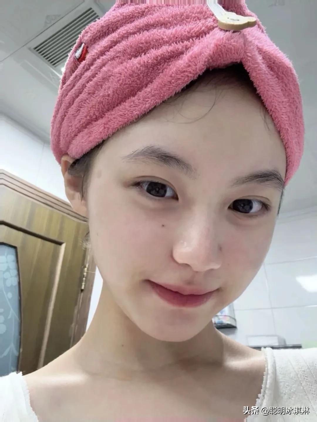 谁说夏天只能靠浓妆？
素颜出街，阳光就是滤镜！
清爽自在，自信最美，
真实，才是