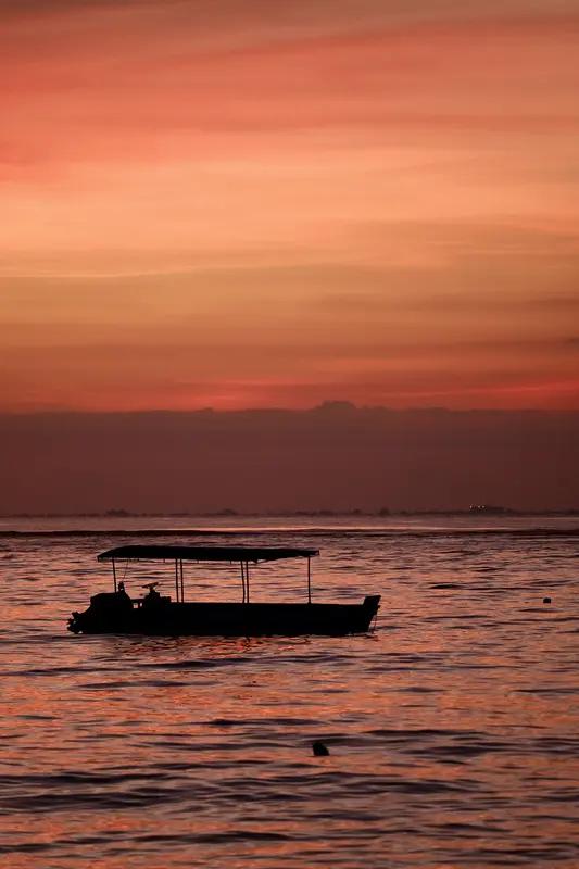 时间确实很珍贵，但更珍贵的是我们把时间花在哪些人身上。就像钱钟书说的，别把时间浪