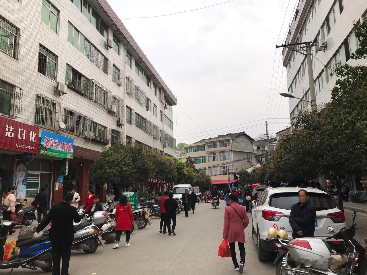 解禁后，[思考]【阳平关镇星期天赶场盛况】……两个月以来，第一次看到这么多人，一