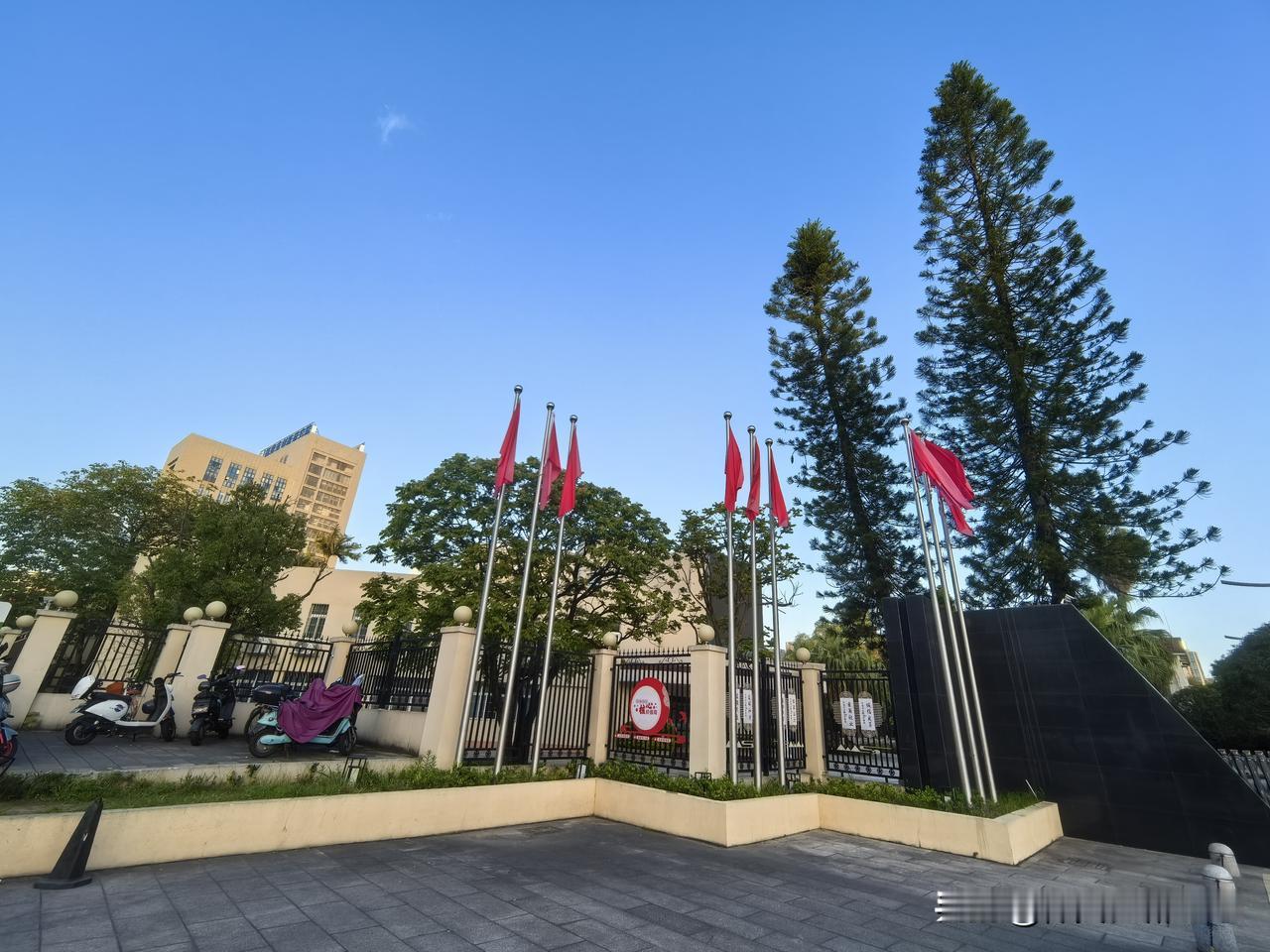 再度踏入福州大学至诚学院。几十年前，曾到访过位于福州市区的这所知名学府，如今它已