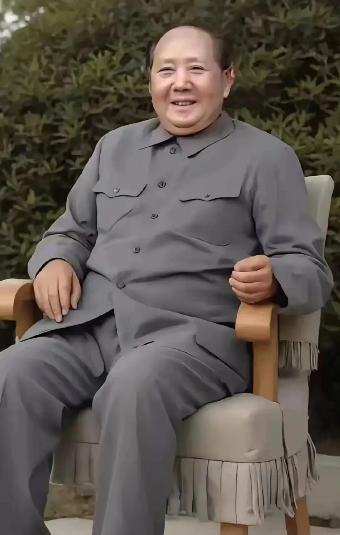 ‌每次看到毛主席的笑容，还笑得那么的慈祥，心里就暖暖的，让我们送上最真挚的小红心