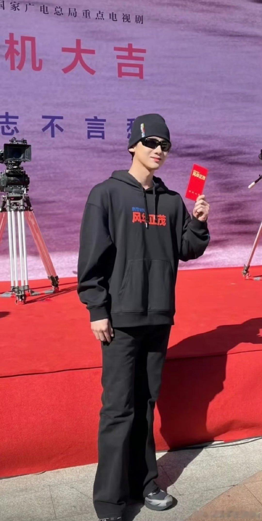 白敬亭刑警时刻新剧路透白敬亭蓝盈莹刑警时刻路透 白敬亭蓝盈莹刑警时刻路透[流鼻血