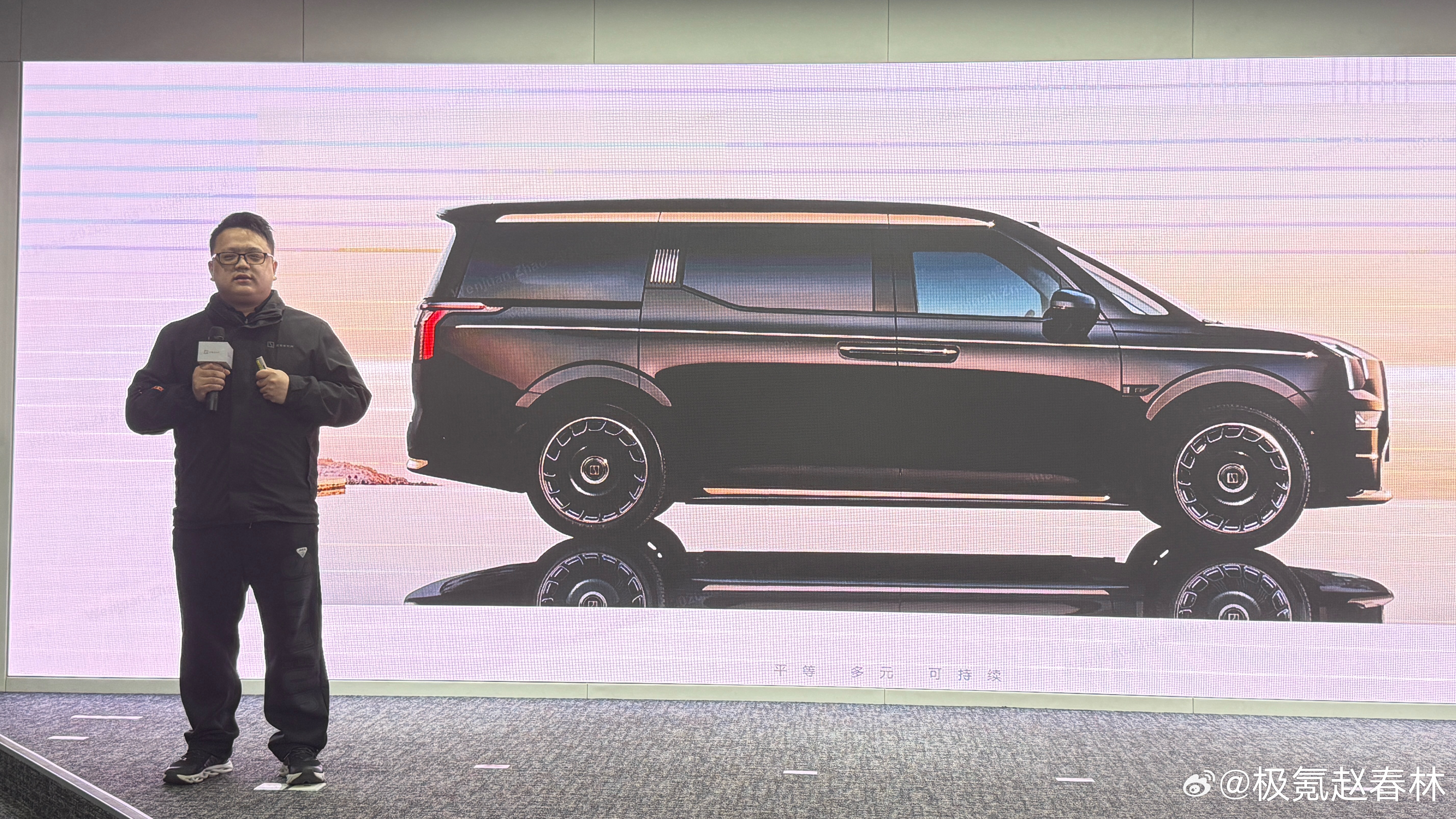 当他回顾极氪009光辉琥珀金双腰线开发过程时，那神情老激动了，丝毫之间追求极致！