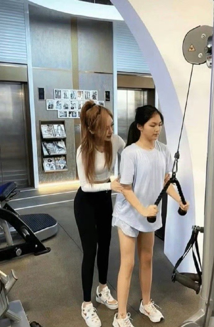 李湘女儿王诗龄的腿算得上内娱第一直了吧 ​​​