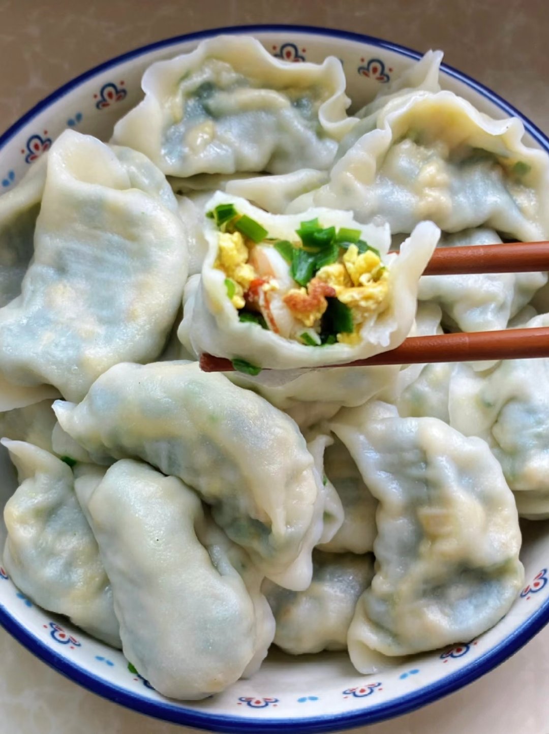 生在国泰民安、衣食无忧的好时代，何必委屈自己、饿着自己来迎合世俗的审美呢？该吃吃