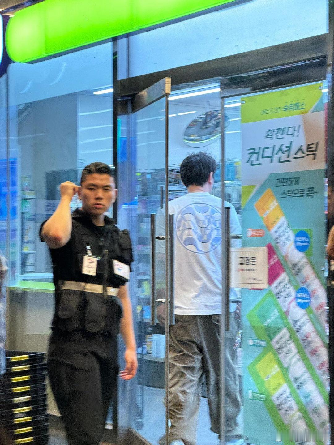 #韩国酒吧偶遇王思聪#王思聪去蹦迪，都有保镖的啊，身边围绕不少人。#王思聪带女生