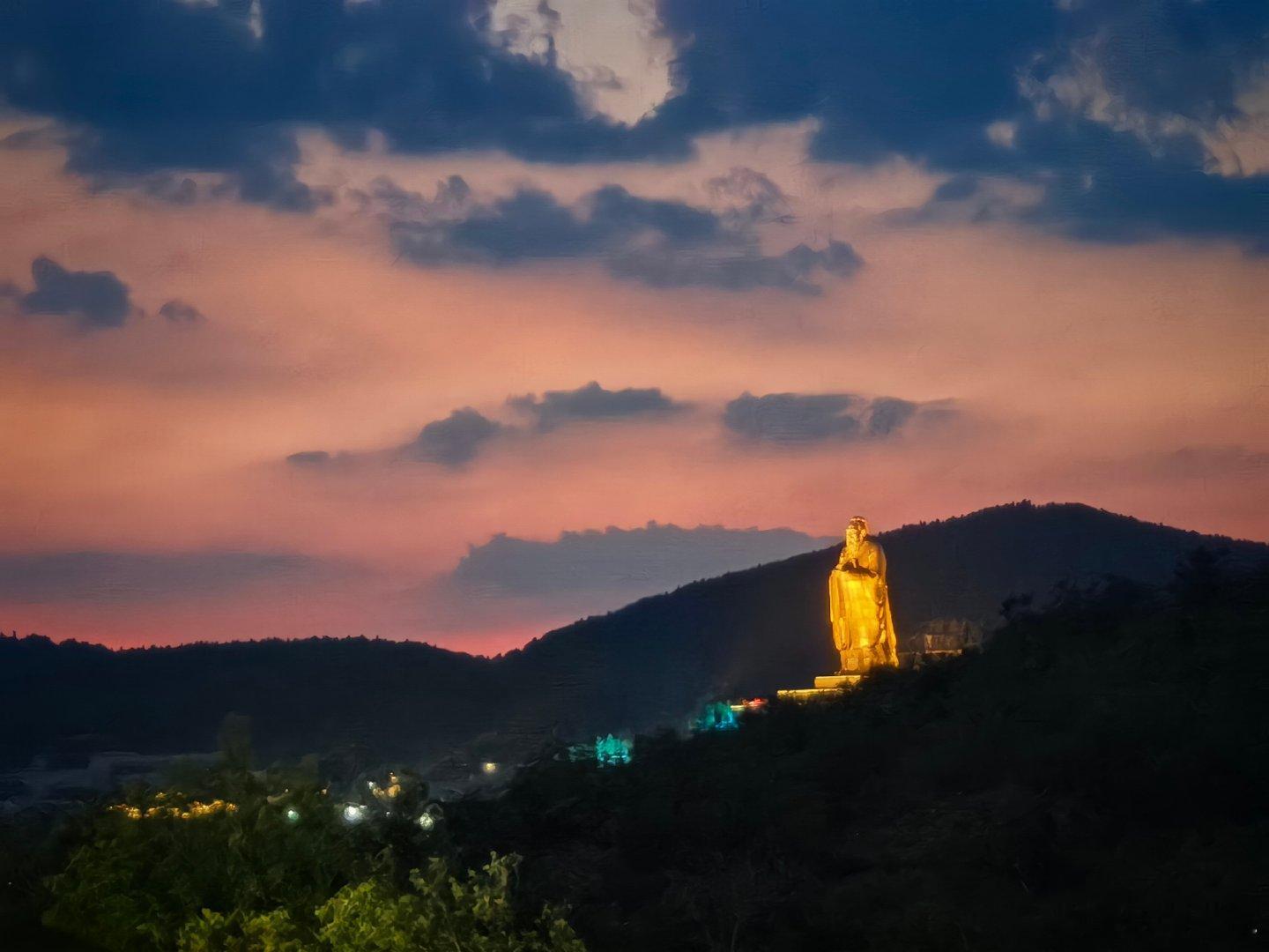 至圣先师多有意境的晚霞前面的❤️太出戏了，P掉 ​​​