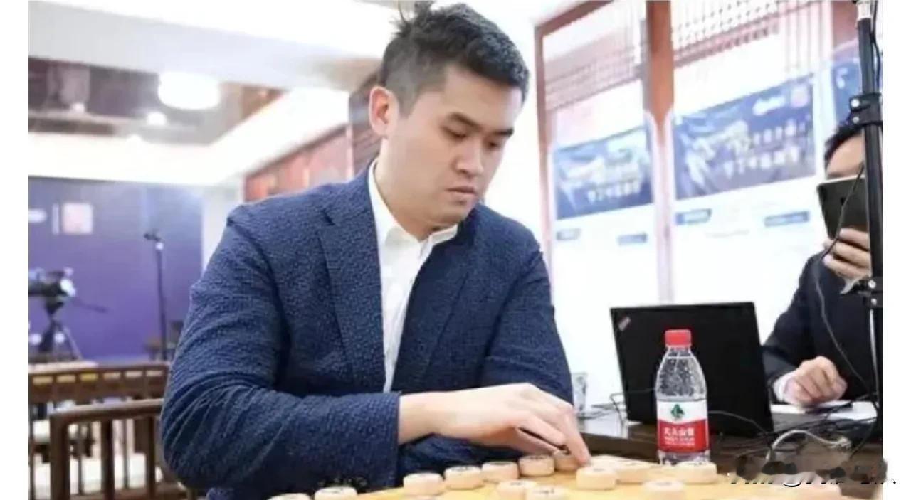 太震惊了，象棋大王竟弄虚作假，原来他的一切目的都是为了挣钱。为了挣钱，他不光买棋