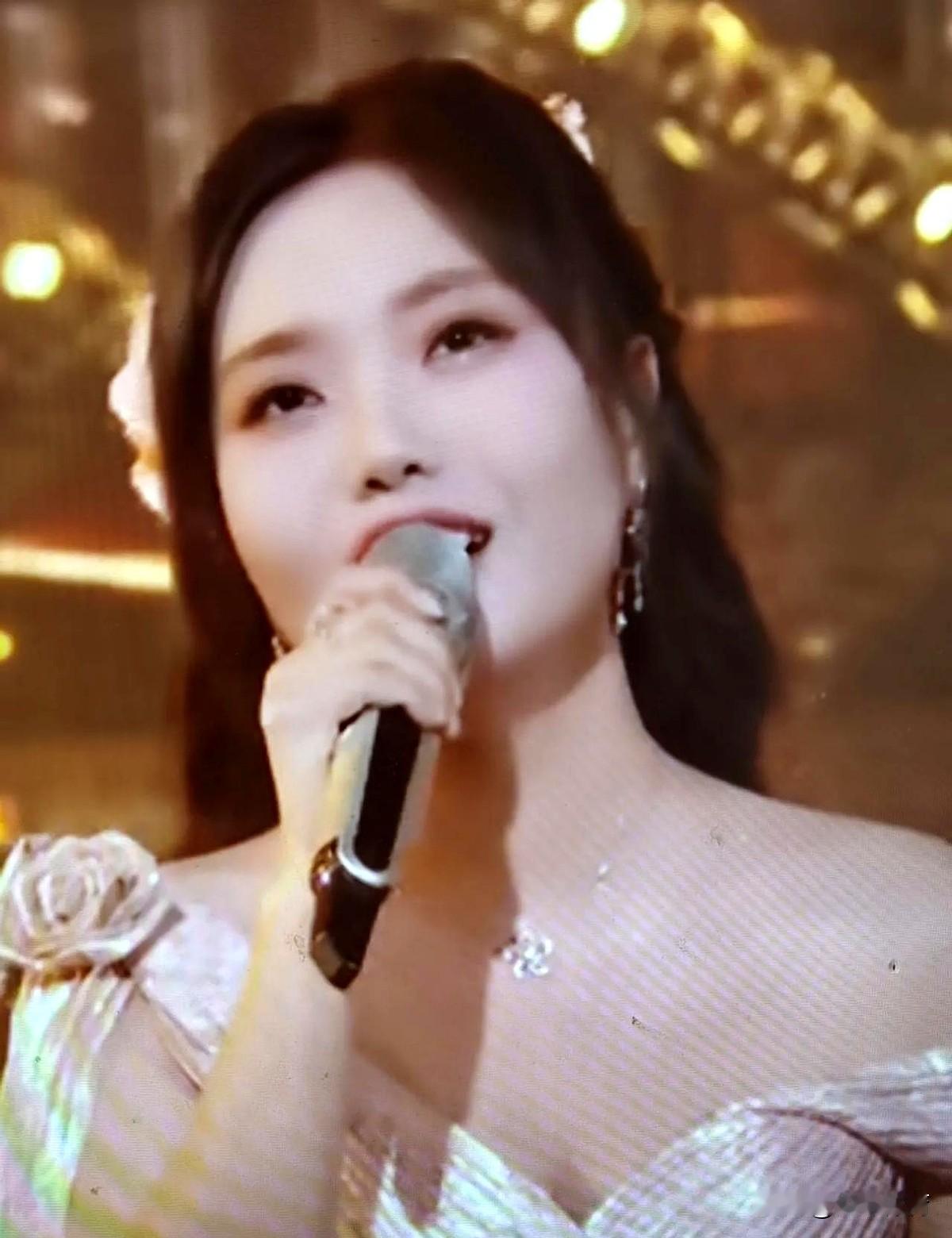 李雪琴瘦了30斤，却还是那张“没瘦”的脸。
芒果跨年晚会，她一亮相，弹幕瞬间炸锅