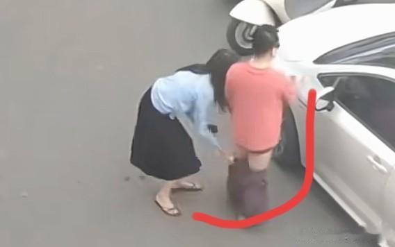 轿车司机出门没看黄历，竟然被一戏精女子撞了车。查看碰撞车况时，戏精女子突然跪地求