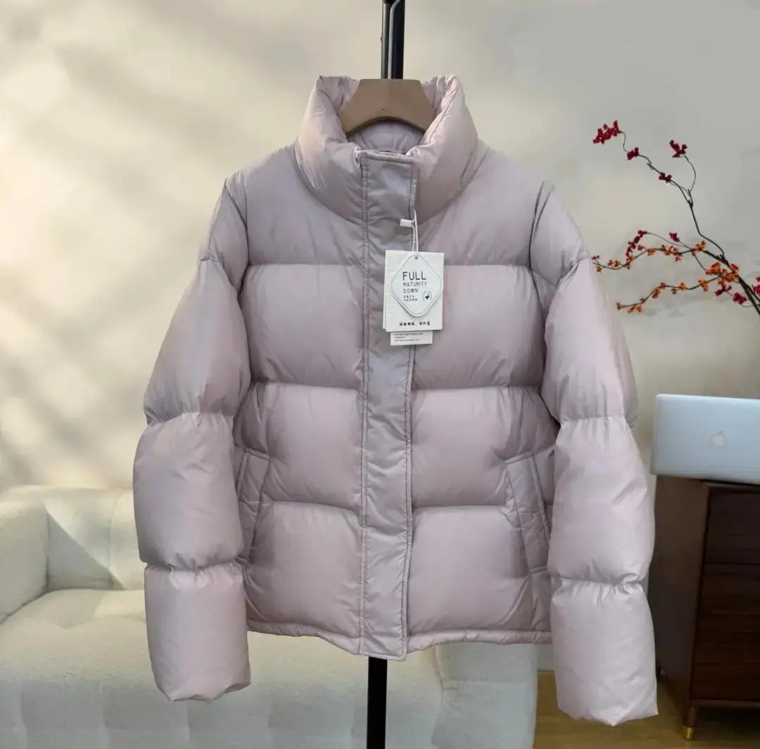 春节收到朋友送的温柔色羽绒服，版型好看得离谱，我却完全不知道值多少钱。

拍照发