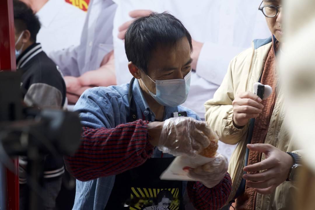 鸡排哥一夜爆火后现状 油锅一开，吆喝声一起，日子就热腾腾地往前滚。一夜爆红没让他