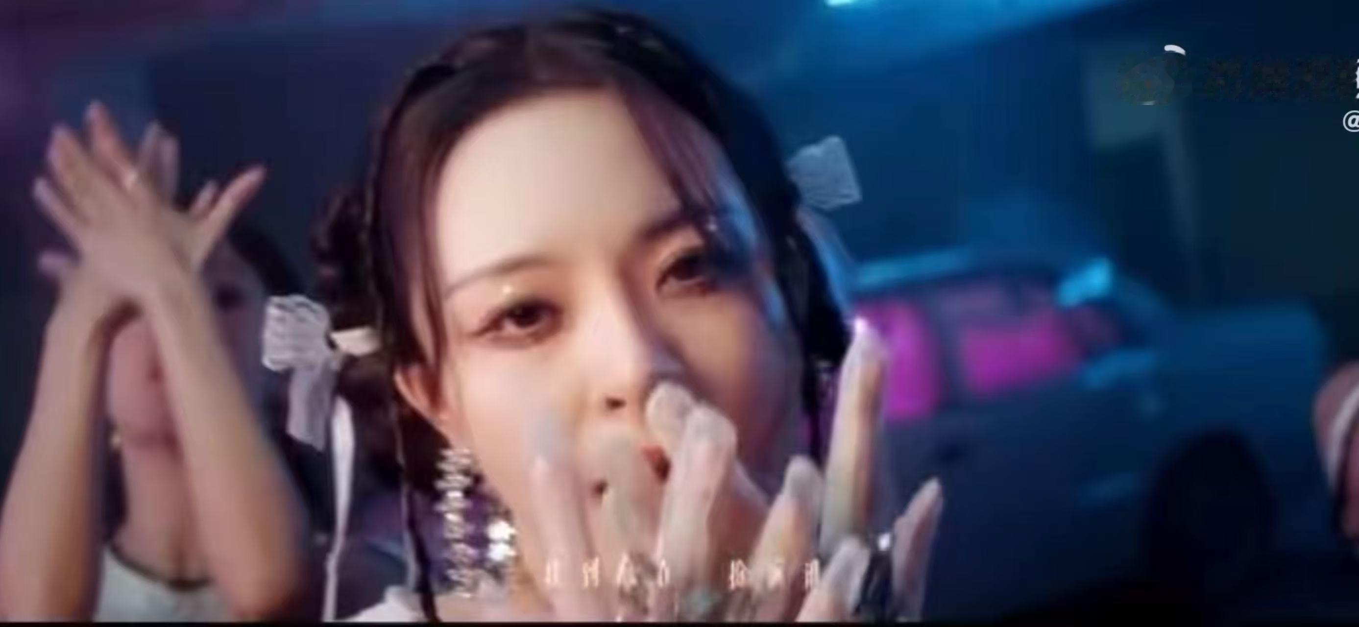 李莎旻子又跳舞了  没想到时隔两年之后，还可以再一次看到李莎旻子的跳舞舞台。看到
