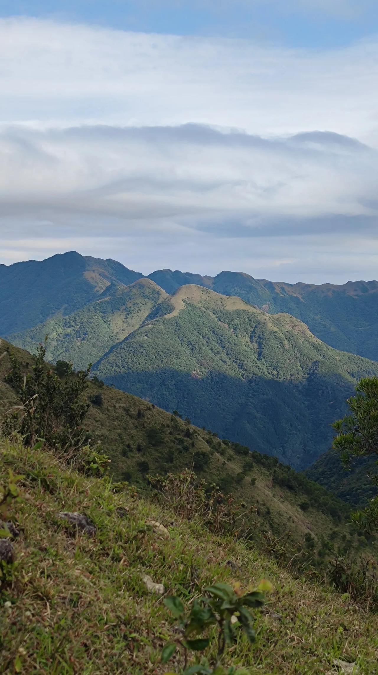 天苍茫  野迷蒙大山之的风光 登山后的美景 高山上看美景 行山美景 巍峨的群山