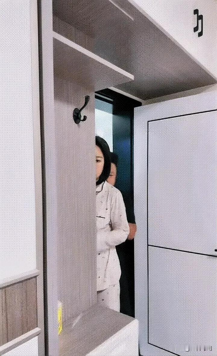 这对夫妇一进门，准备去看看孩子怎么样了，结果一到门口就惊呆了，只见小家伙正从婴儿