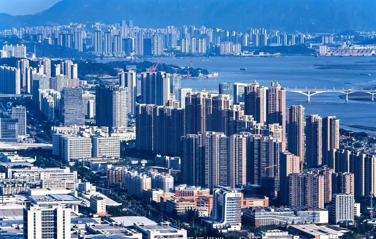 福建这张照片的角度90%以上的人没见过，宽阔的江面波光粼粼，两岸高楼林立，尽显繁