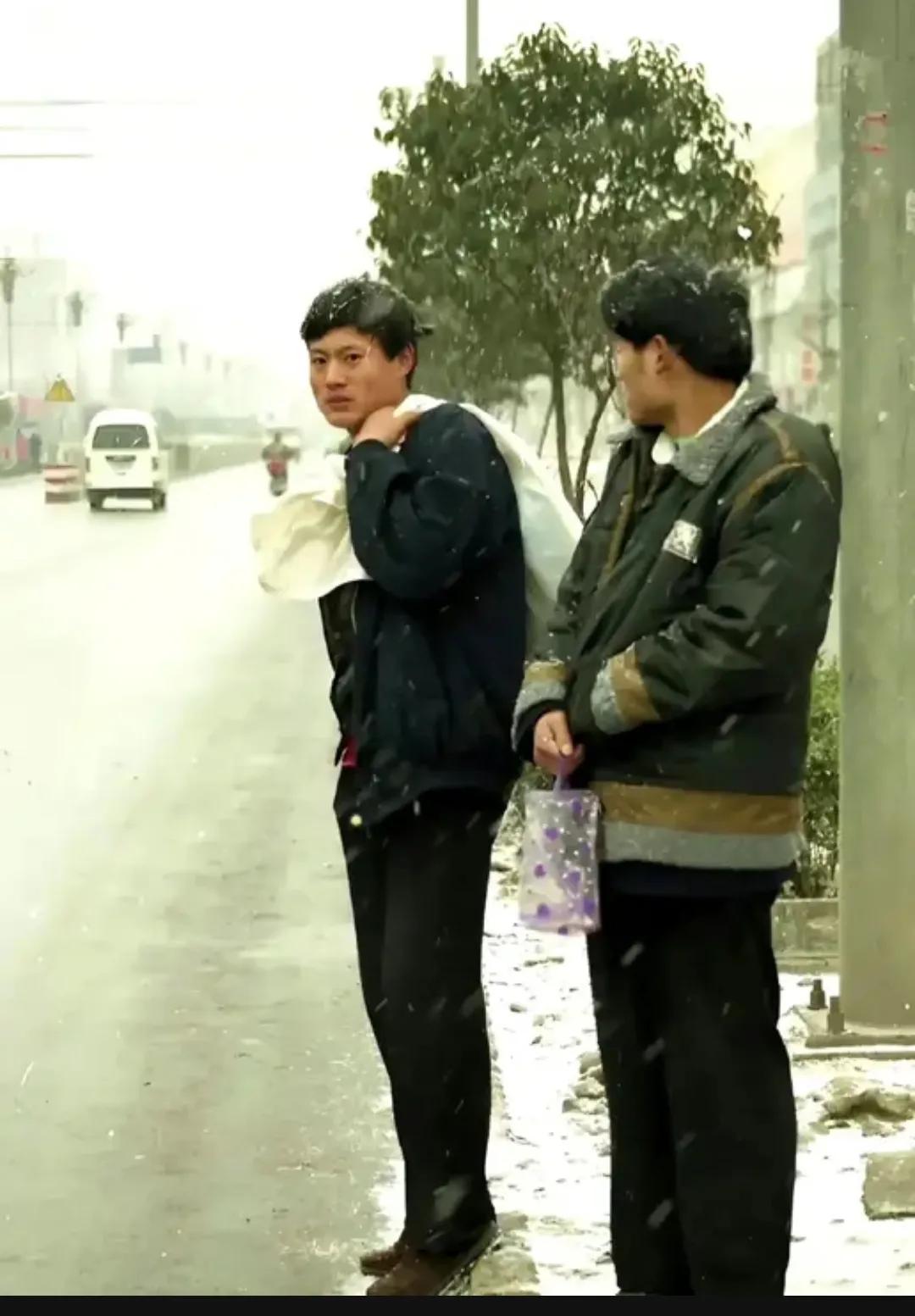 1996年，郑州街头，两个年轻的打工者，身影在风雪中瑟瑟发抖，他们都是刚从家乡出