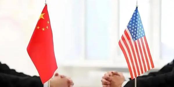 如果有一天，美国经济突然崩了，中国的日子不会好过。东南沿海那些靠给美国供货的工厂