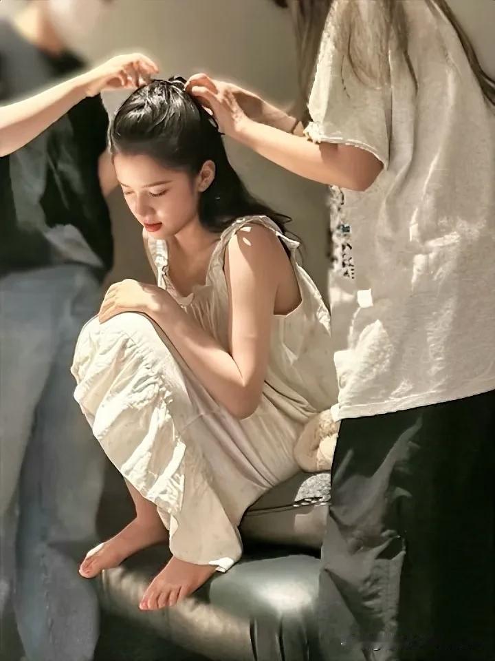 张婧仪造型师看上去挺专业的