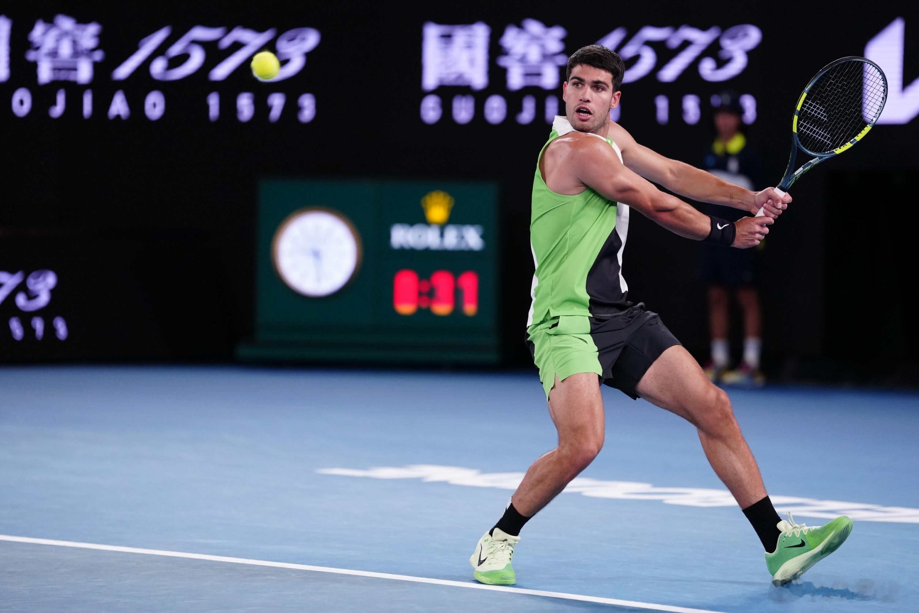 今晚在罗德.拉沃尔球场先后亮相的女男世界第一的这两身大色块布头拼接战袍不知大家意