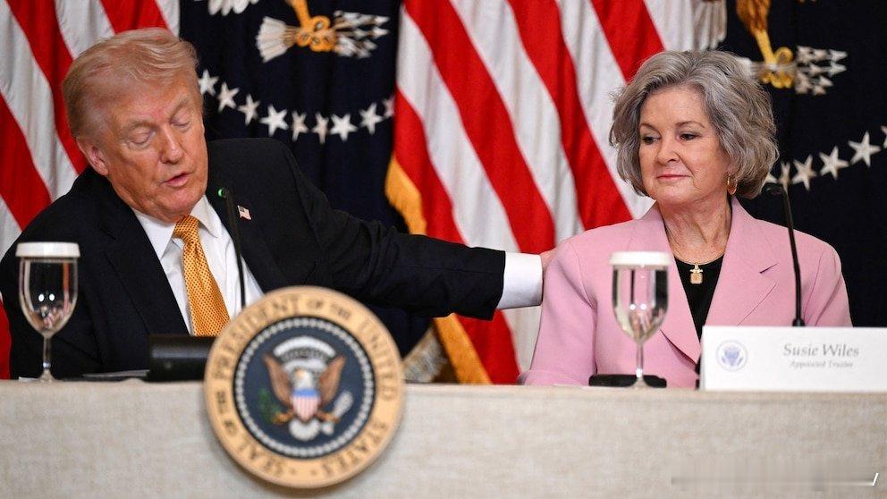 特朗普发布消息说：白宫幕僚长苏西·怀尔斯被诊断出患有早期乳腺癌，她预后情况“非常