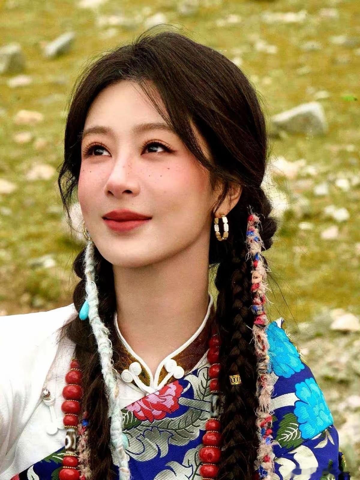 李雪导演一句话，捅破了行业里那层窗户纸。他说，没有杨紫演的白菊，就没有《生命树》