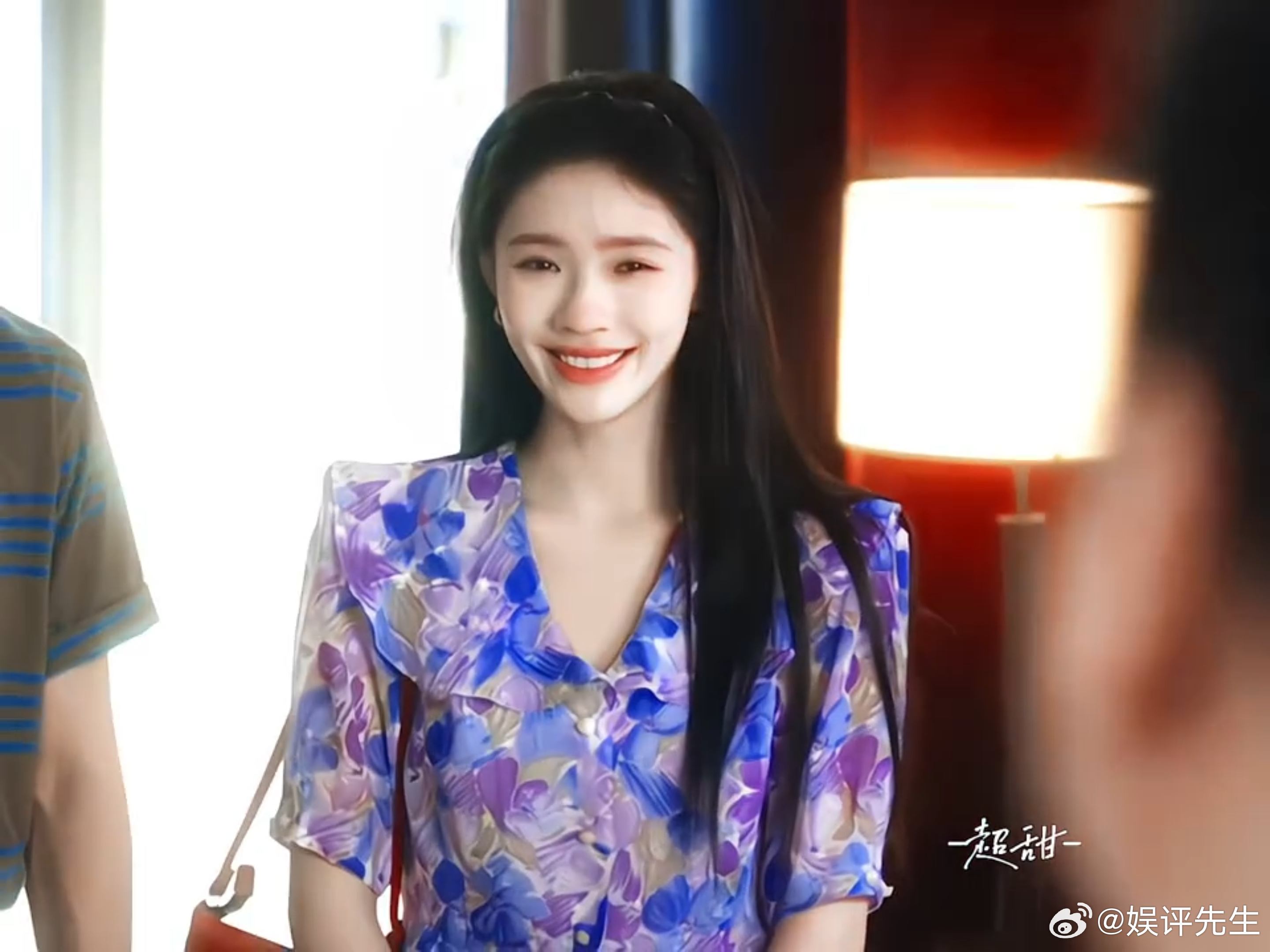 用色彩打开林允 薄荷绿练功服里是她对演员梦的赤诚，紫调碎花裙藏着北漂的倔强，每一