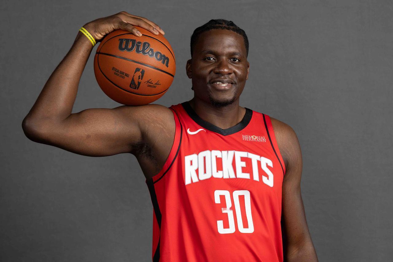 Iko：火箭考虑通过交易或买断市场在交易截止日前增加一名中锋

1月27日讯 据