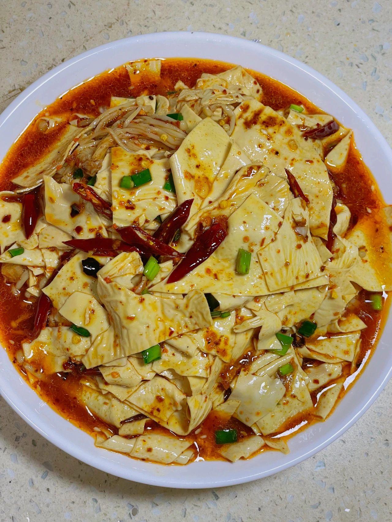 拯救没胃口～凉拌豆皮金针菇，真的太好吃啦
油豆皮不要只会涮火锅了，今天给姐妹们分