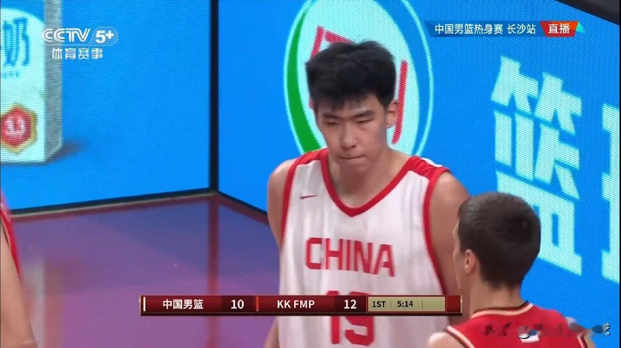 中国男篮中锋徐昕真是名副其实的篮下巨无霸！在今天进行的中国男篮和塞尔维亚KK F