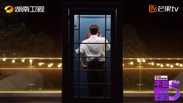 #陈靖可父亲去世#
陈靖可在综艺《不想睡的星期五》里首次说起父亲2020年意外离世，星际电话亭环节对