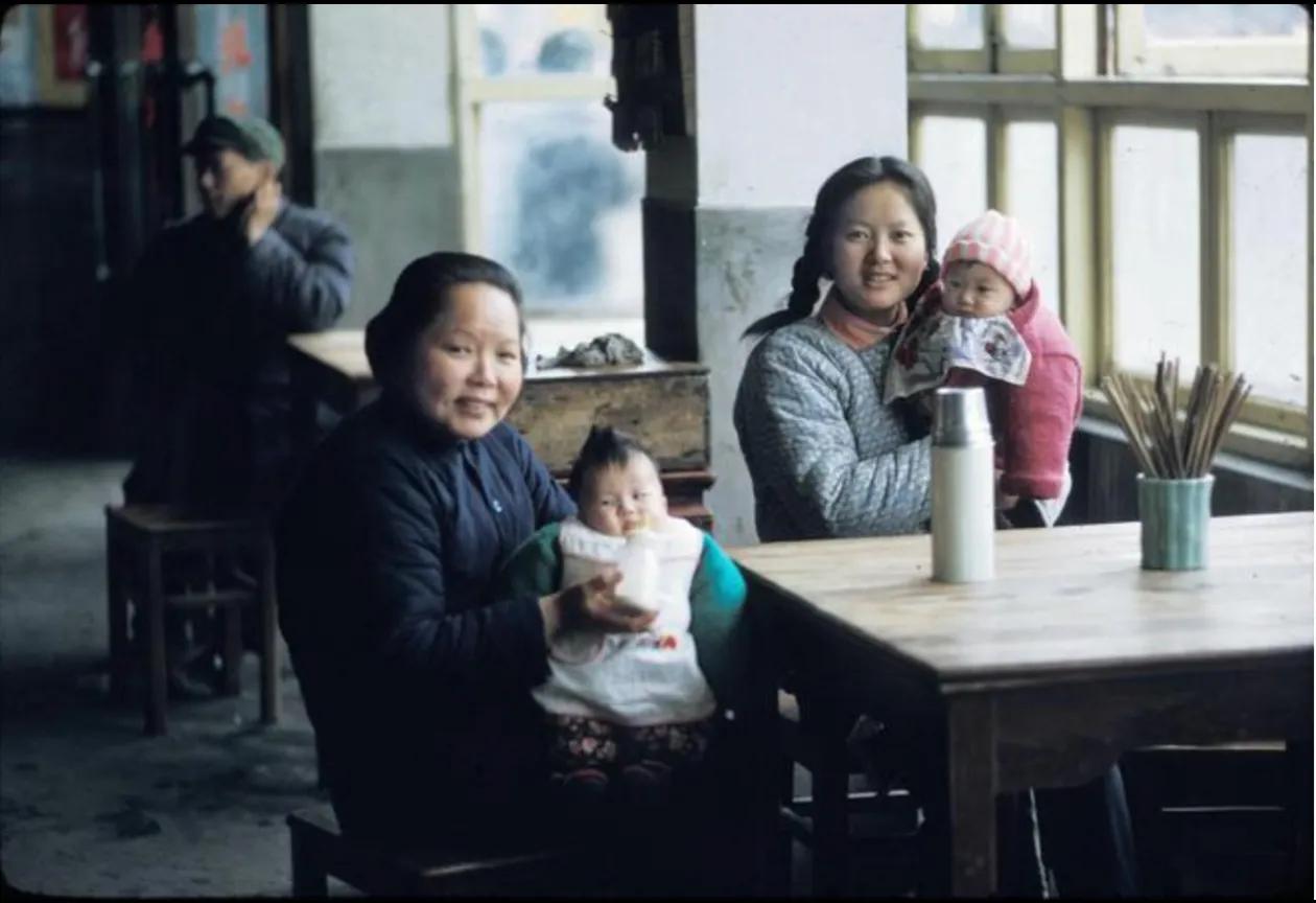 眼见为实，拒绝忽悠
图一，1971年的无锡某店铺内，那暖水壶真的很穿越啊；
图二