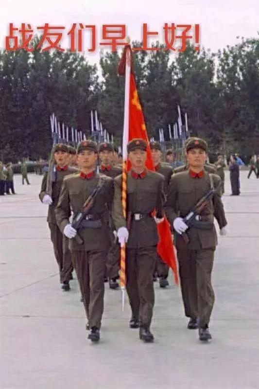 说实话，我最喜欢65式军装，我是1984入伍兵，65式虽然穿的时间比较短，但情有