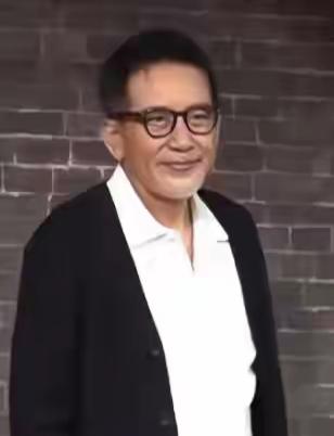 这位大叔穿得真有范儿！还有人记得这位帅气的老人吗？80年代无人不识啊。可以说是一