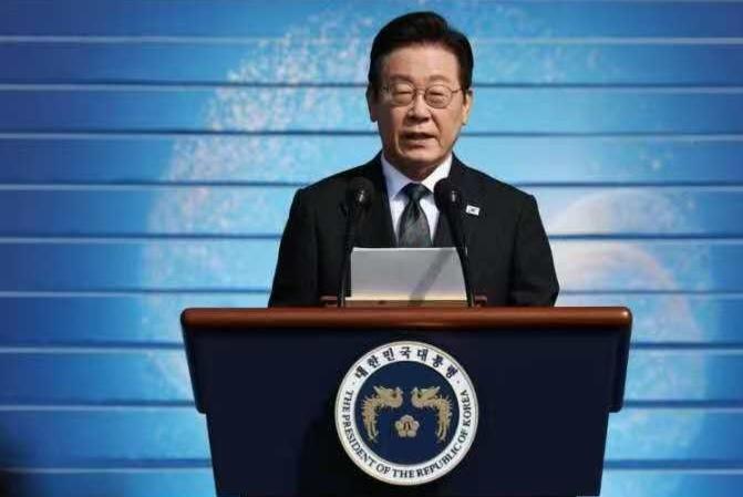 韩国总统李在明的表态，为韩朝关系的僵局撕开了一道关乎人性的缝隙。

他说，帮助韩