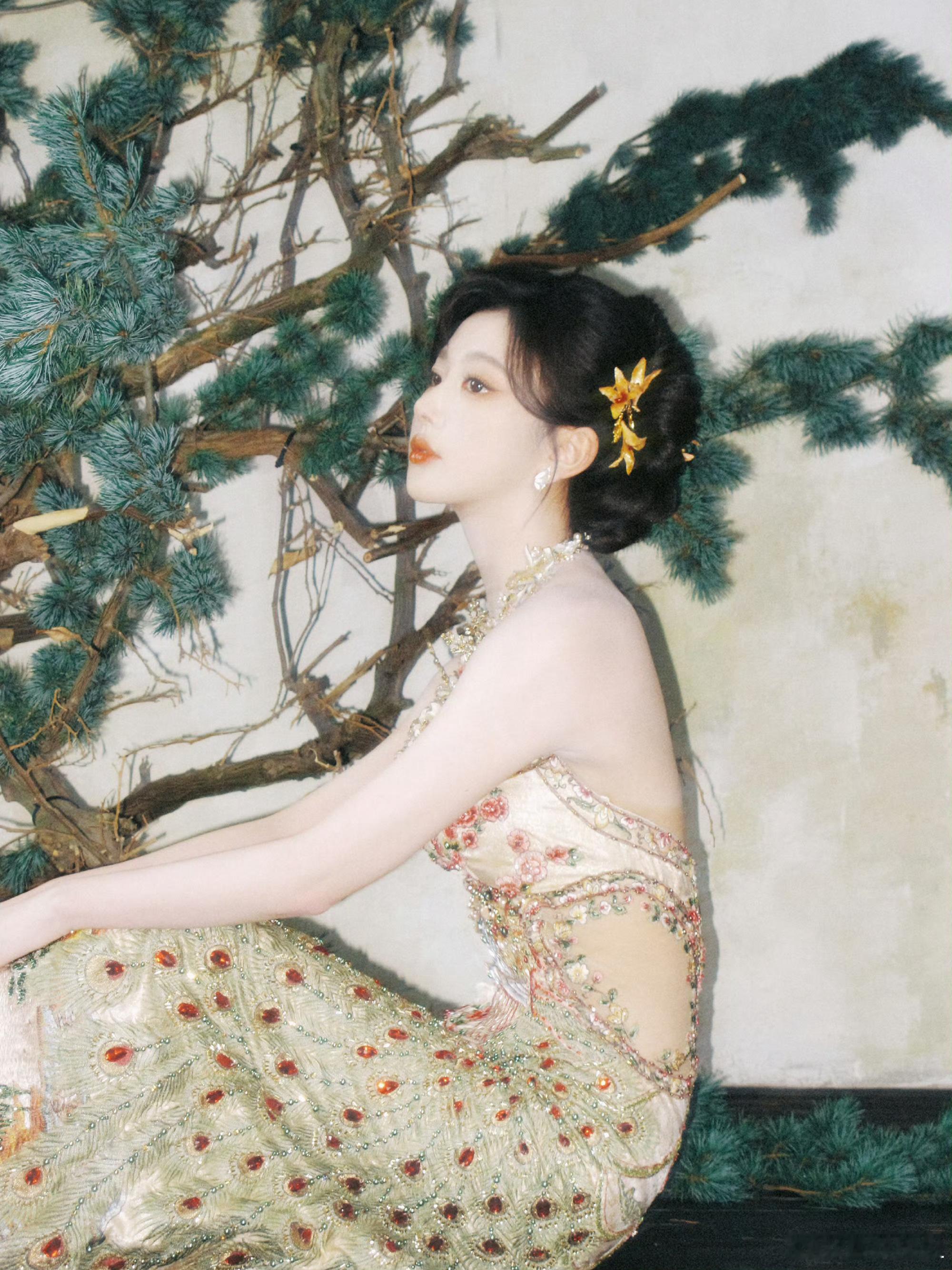 孔雪儿油画少女这身刺绣礼服真的太显贵气了，淡妆浓抹总相宜说的就是她吧～既有少女的