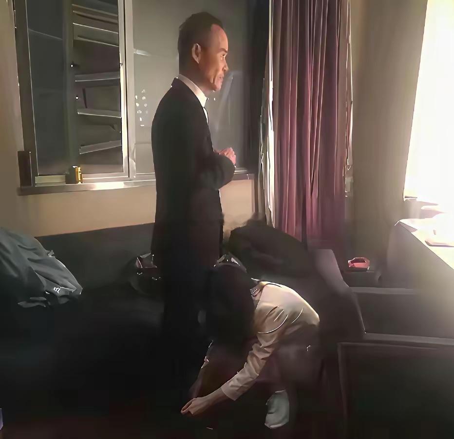 当年，王石与田朴珺热恋中的一幕幕，田朴珺躬下身为他系鞋带、为他搭配整理衣服无不透