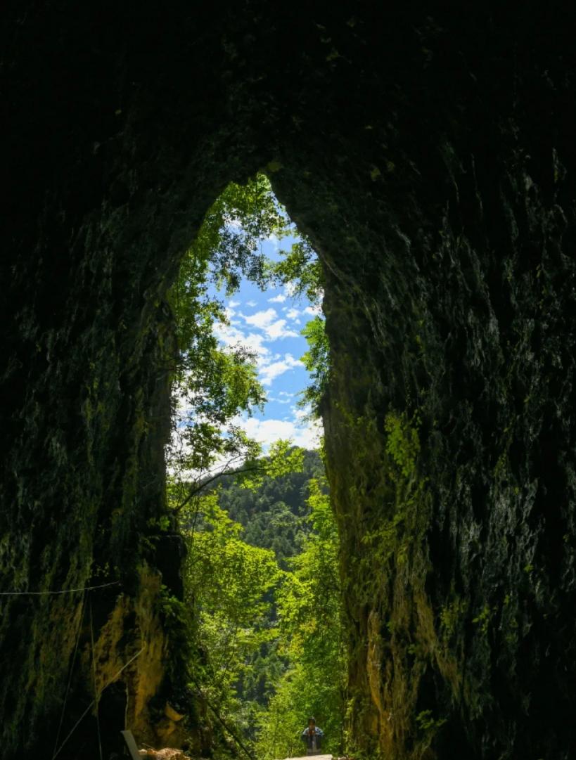 徒步古蜀道，每一步都是历史的回响；遇见曾家山，每一眼都是自然的馈赠。云雾缭绕的森