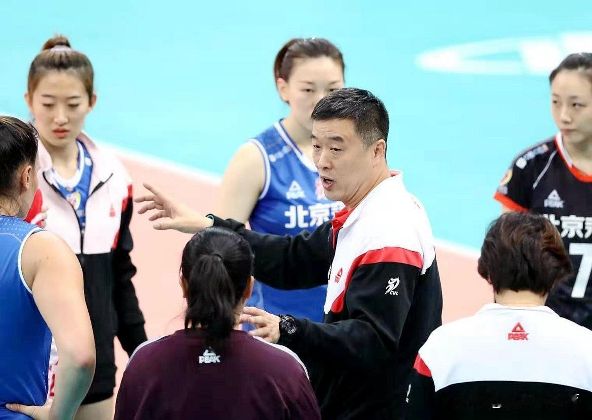 天津女排冲刺全运会阶段，网红主播Yuki发布过一张照片：辅佐陈忠和、郎平的张建章