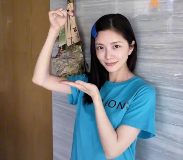 端午节，杜淳赶回家与妻子和孩子团聚，王灿准备了一束艾草挂在客厅，一家三口拍了温馨