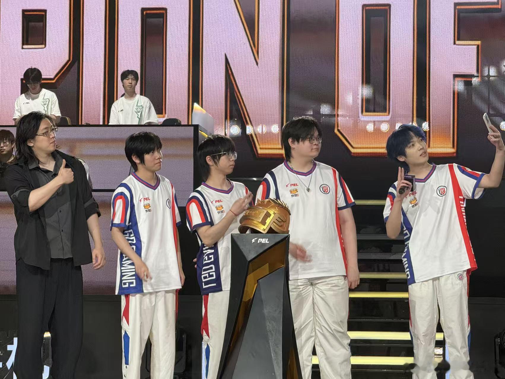 LGD赛点制首冠 LGD成为PEL启用赛点制的首个冠军。LGD和平精英大家庭