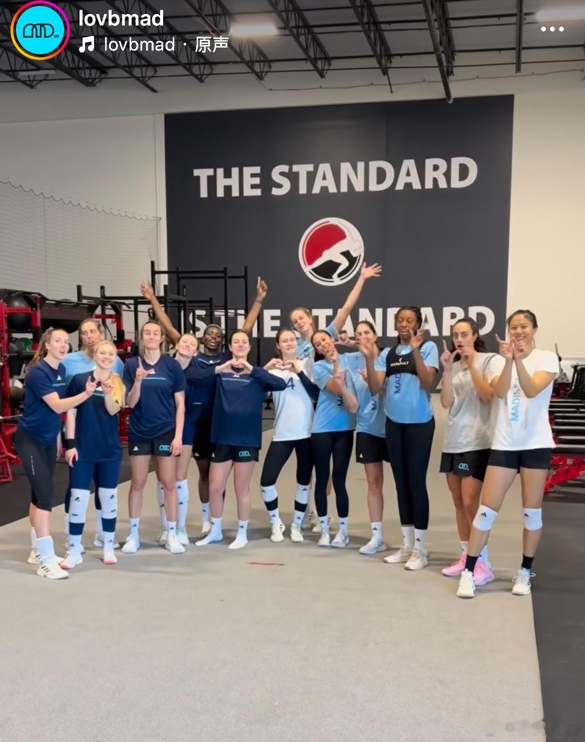 小宇和队友合影世界女排新闻龚翔宇留洋第一季