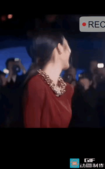 虽然黄多多这次红毯造型不如欧阳娜娜，
但是她以后肯定比欧阳娜娜更红。

黄多多的